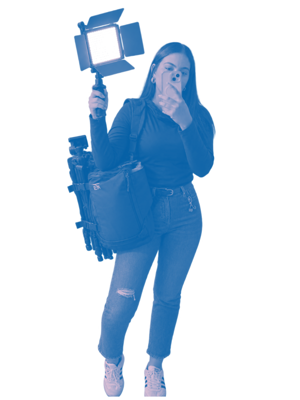 Andrea con su equipo de grabación, en duotono azul