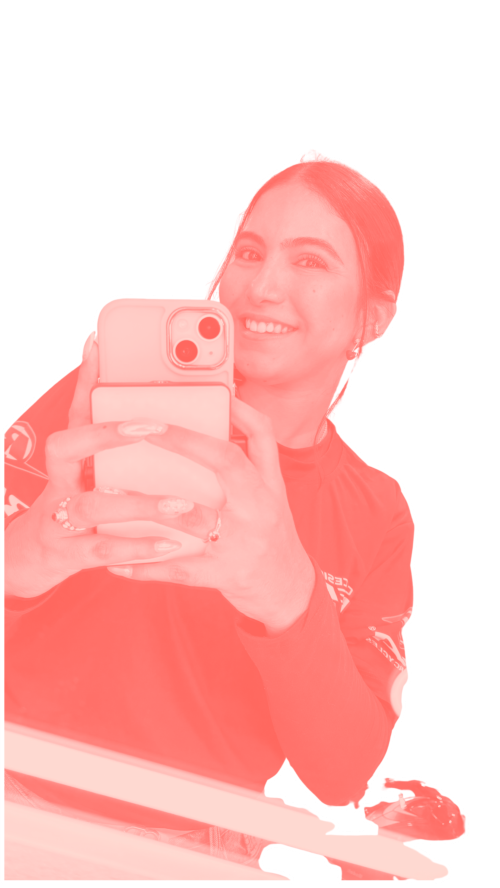 Andrea tomándose una foto con el móvil, en duotono rojo