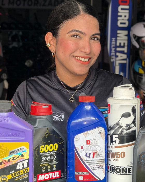 Andrea presentando productos de una marca de lubricantes