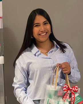 Andrea junto al exhibidor de una marca