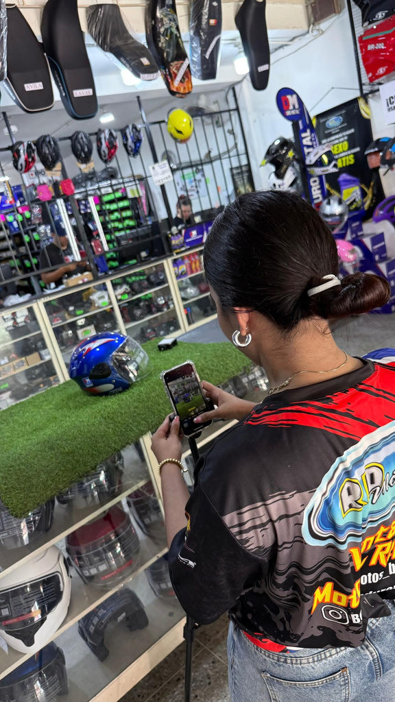 Andrea grabando contenido en una tienda de cascos