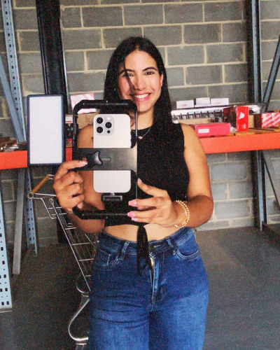 Andrea con su equipo de grabación